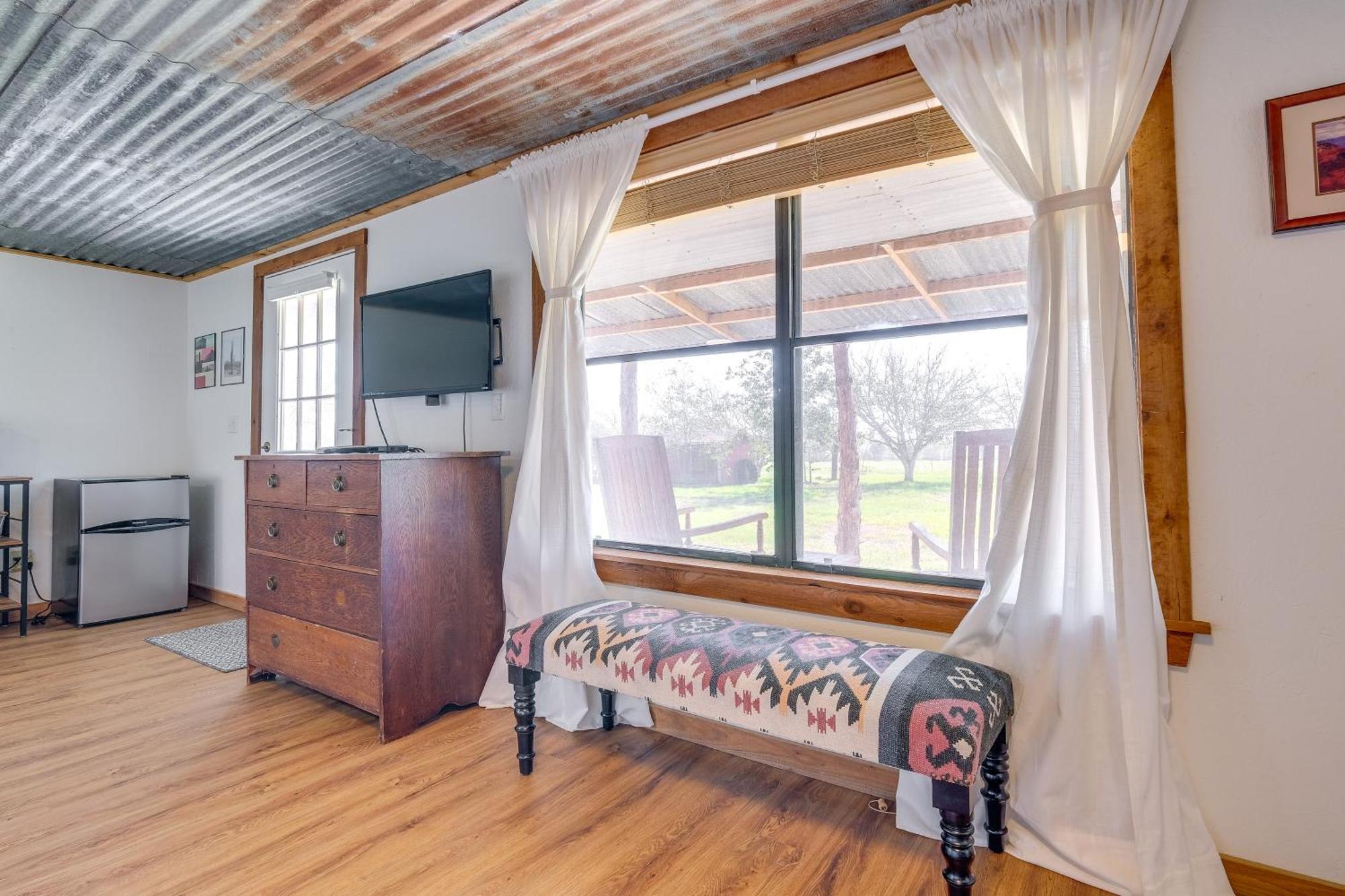 Delightful Carmine Studio On Farm Near Round Top! Kültér fotó