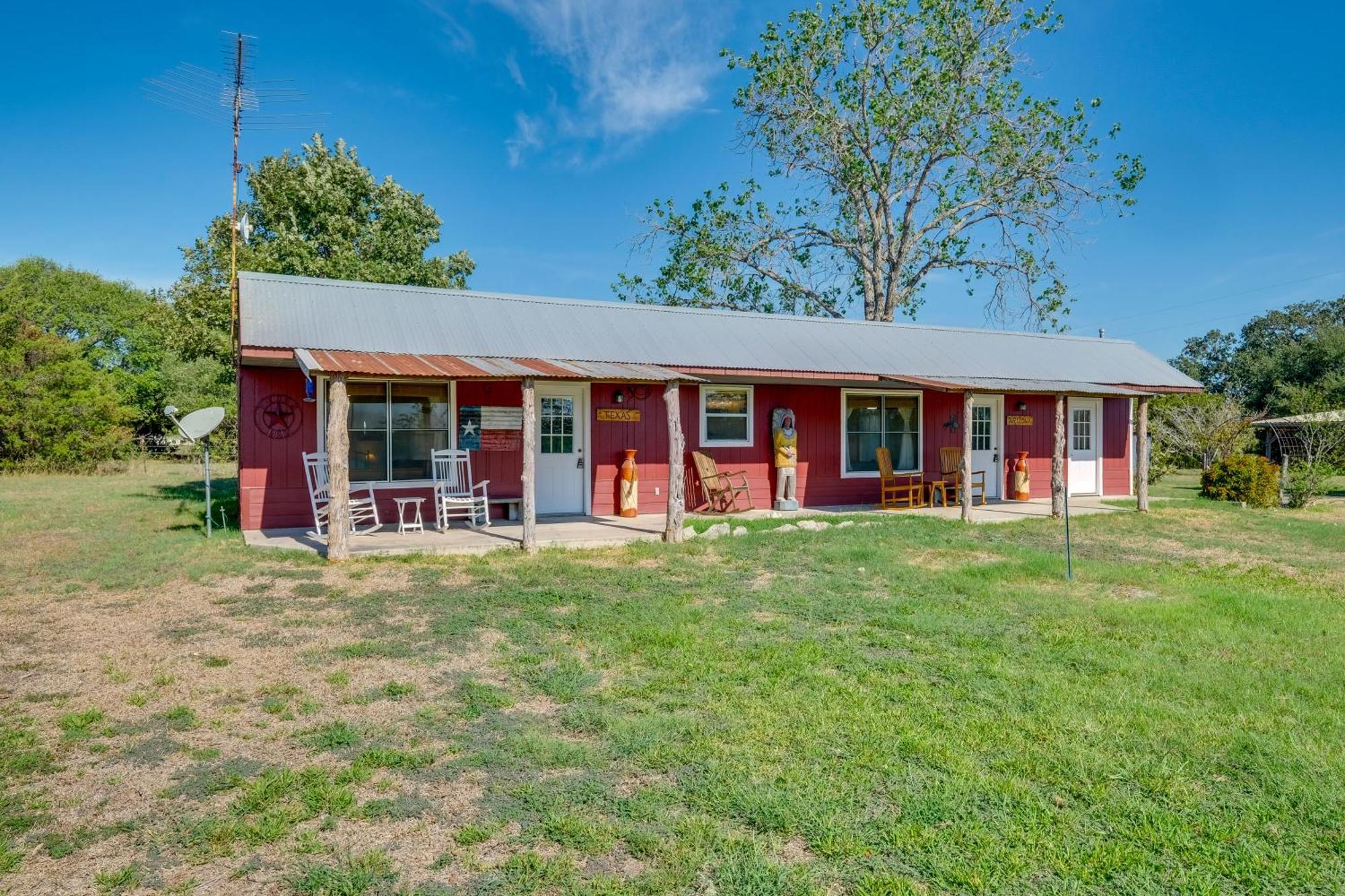 Delightful Carmine Studio On Farm Near Round Top! Kültér fotó
